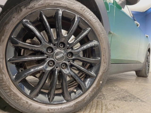 ●純正17インチアルミホイール:輸入車ならではの卓越した走りを支えるホイールと足回りです!日本車の走りに慣れている方にもぜひ体感して頂きたいほど、高いレベルでまとまっています!