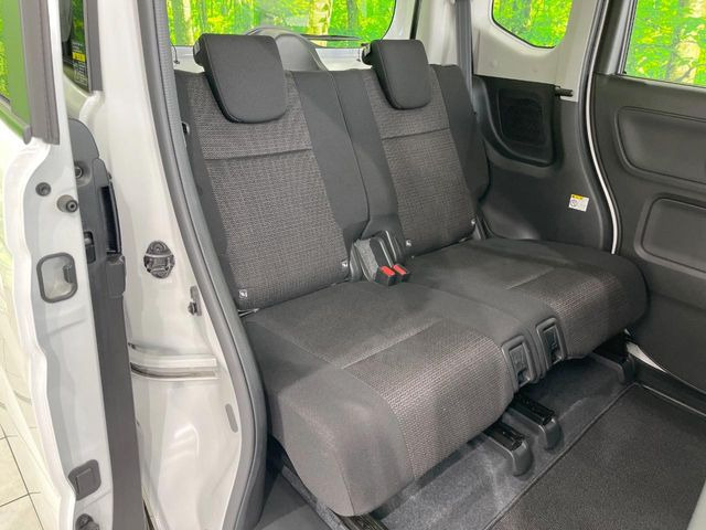 後部座席も気になるようなキズ・汚れやへたり等、大きなダメージはなく、良好な状態です。