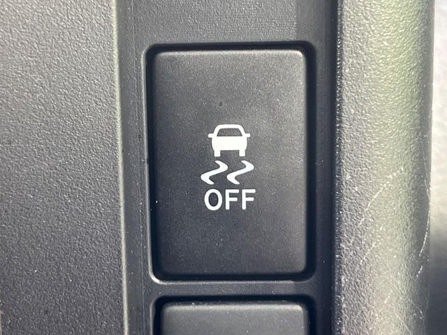 【横滑り防止装置】車両の横滑りを感知すると、自動的に車両の進行方向を保つように車両を制御します。雨の日など滑りやすい路面状況でも安全な運転が可能です。