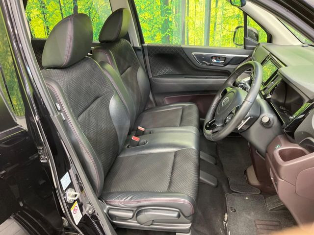 【ハーフレザーシート】高級感と座り心地を両立した人気のシート♪背面・座面のファブリック素材は、通気性の良さや滑りにくさに優れています。気温や服装に左右されず快適にお乗りいただけます。