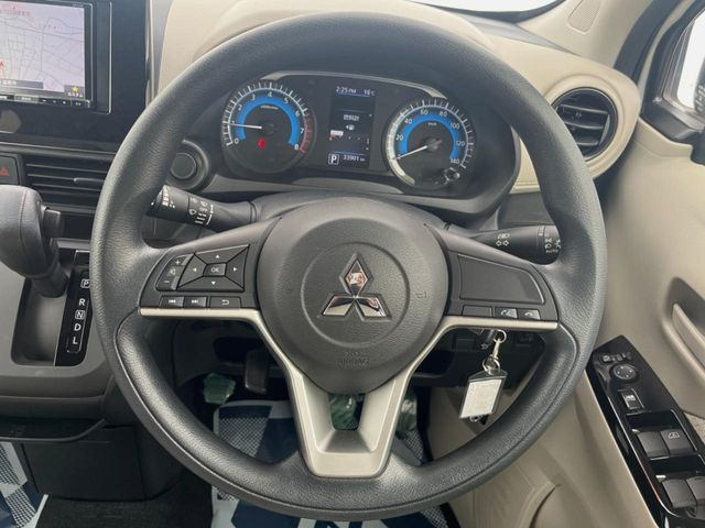 �C���e���A�ɍ��킹���f�U�C���̃X�e�A�����O�́A�^�]�������̂��Ƃ��l���A�^�]���₷���`��A�傫���ł��B�����x�A���ۂɐG���Ă��m���߂��������B