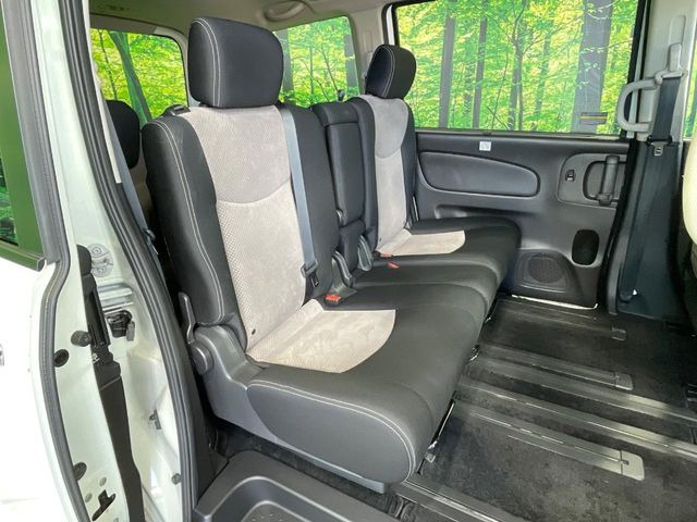 �Z�J���h�V�[�g�͒������������ƂȂ��Ă���A�X���C�h����ΒʘH�X�y�[�X���o��!�O��̈ړ����Ƃ��Ă��ȒP�ł�