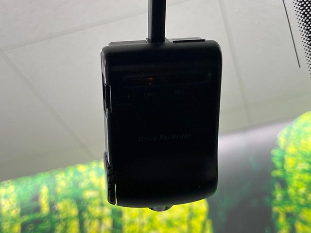 【ドライブレコーダー】安心・安全なカーライフに必須のドライブレコーダーを装備!走行中はもちろん、あおり運転や事故に遭遇した際の状況も映像で記録し、万一のリスクに備えます。