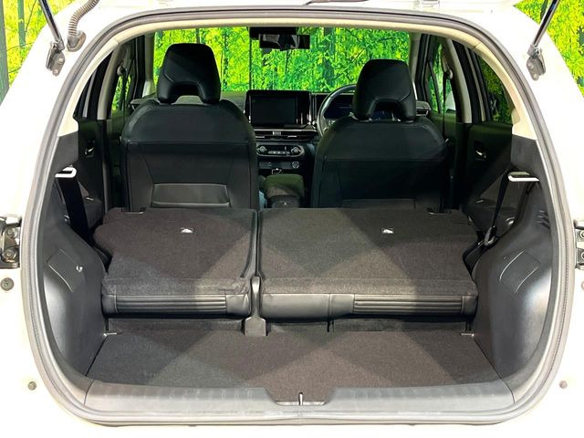 ���i�̂���������ʋ΁A���}���ɏ\���ȉ׎��X�y�[�X���m�ۂ��Ă���܂��B�Z�J���h�V�[�g��|���ƁA�傫�ȉו��̐ύڂ��\�ł���