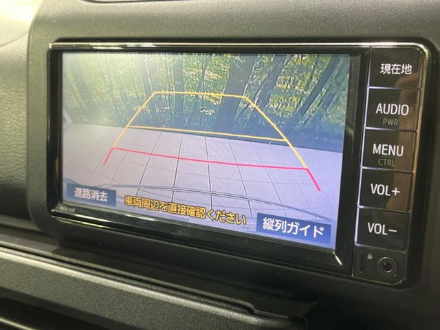 【バックカメラ】駐車時に後方がリアルタイム映像で確認できます。大型商業施設や立体駐車場での駐車時や、夜間のバック時に大活躍!運転スキルに関わらず、今や必須となった装備のひとつです!