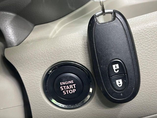 【キーレススタートシステム】カバンやポケットに入れたままでもドアの施錠・解錠が可能なスマートキーを装備。エンジンのオン・オフ時もカギを取り出す必要が無いからとっても便利です♪
