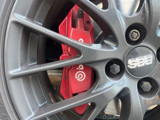 【ブレンボ製キャリパー】ハイパワー車両には強力なブレーキが必須!世界のスーパーカーにも採用されるイタリアの高級メーカー「ブレンボ」を装着!色鮮やかなキャリパーがスポーティな印象を引き立てます♪