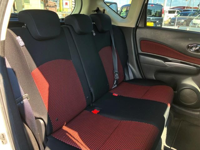 後部座席も気になるようなキズ・汚れやへたり等、大きなダメージはなく、良好な状態です。