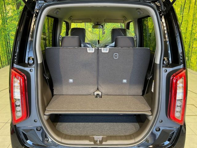 普段のお買い物や通勤、送迎等に十分な荷室スペースを確保しております。セカンドシートを倒すと、大きな荷物の積載も可能です♪