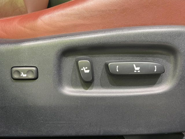 【メモリー機能付きパワーシート】ドライバーごとに設定したシート位置を記憶して、ボタン一つで切り替えできる便利な機能!運転する方が複数名いらっしゃるご家庭におすすめです♪