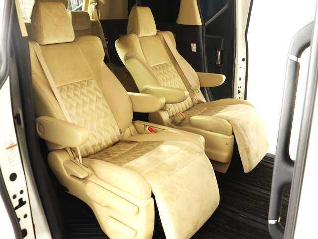 【オットマン付きセカンドシート】最大800mmのロングスライドシートとオットマン機能により足を楽々伸ばす事が可能です!また、ひじ掛けもありますので、快適なドライブをお楽しみいただけます!