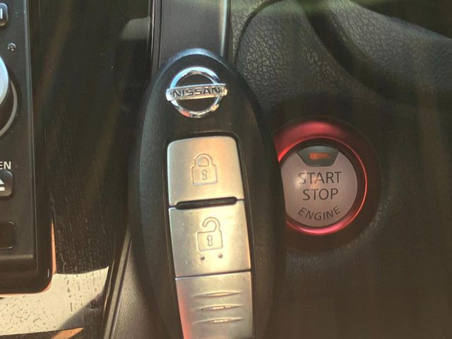 【インテリジェントキー】カバンやポケットに入れたままでもドアの施錠・解錠が可能なスマートキーを装備。エンジンのオン・オフ時もカギを取り出す必要が無いからとっても便利です♪