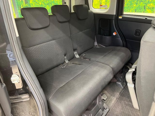 広々とした2列目シートは居住性が高く、居心地も快適!友達や家族とのお出かけにぴったりです。ベビーシートやチャイルドシート使用時も快適にお過ごしいただける十分な空間を確保しています。