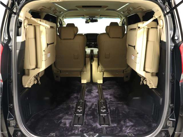 ミニバン最大級のスペース!ご家族、お友達とのキャンプやバーベキューほか、お仕事でも十分な容量が有ります!