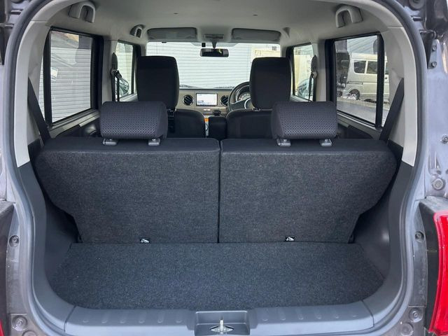 ���i�̂���������ʋ΁A���}���ɏ\���ȉ׎��X�y�[�X���m�ۂ��Ă���܂��B�Z�J���h�V�[�g��|���ƁA�傫�ȉו��̐ύڂ��\�ł���