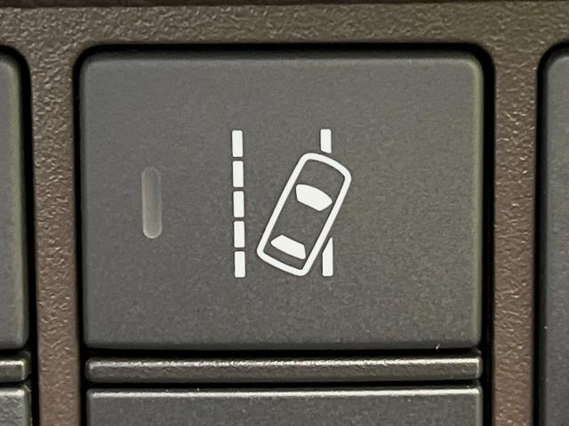 【車線逸脱警報】道路上の白(黄)線を認識し、意図せず走行中の車線からはみ出しそうになった時、メーター内の警告灯とブザーで注意喚起してくれる安心・安全機能です♪