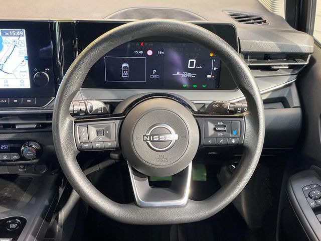 �C���e���A�ɍ��킹���f�U�C���̃X�e�A�����O�́A�^�]�������̂��Ƃ��l���A�^�]���₷���`��A�傫���ł��B�����x�A���ۂɐG���Ă��m���߂��������B