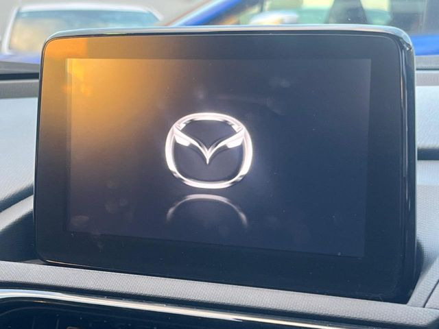 【マツダコネクトナビ】車内の雰囲気にマッチした一体型タイプのナビ。各種車輌設定やBluetooth再生等、様々な機能が楽しめます。直感的なダイヤル操作が可能で、使い勝手も良好です。