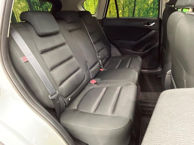 後部座席も気になるようなキズ・汚れやへたり等、大きなダメージはなく、良好な状態です。