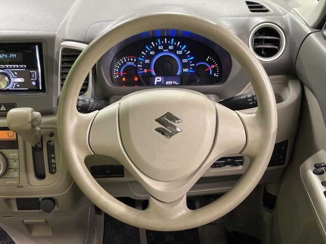 インテリアに合わせたデザインのステアリングは、運転される方のことも考え、運転しやすい形状、大きさです。是非一度、実際に触ってお確かめください。