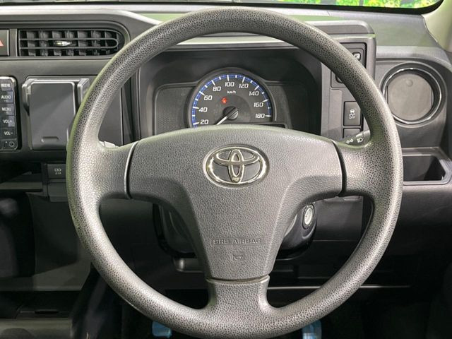 インテリアに合わせたデザインのステアリングは、運転される方のことも考え、運転しやすい形状、大きさです。是非一度、実際に触ってお確かめください。