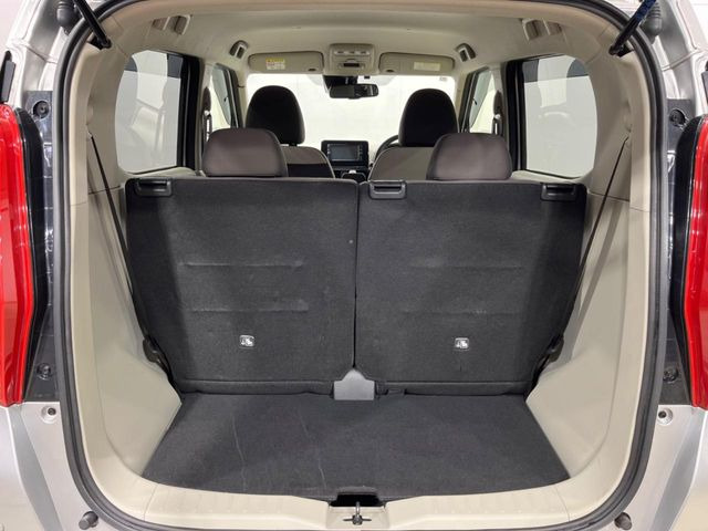 ���i�̂���������ʋ΁A���}���ɏ\���ȉ׎��X�y�[�X���m�ۂ��Ă���܂��B�Z�J���h�V�[�g��|���ƁA�傫�ȉו��̐ύڂ��\�ł���