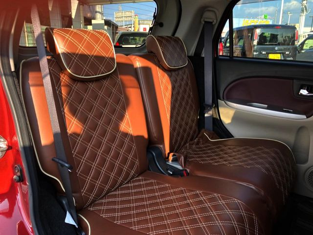 広々とした2列目シートは居住性が高く、居心地も快適!友達や家族とのお出かけにぴったりです。ベビーシートやチャイルドシート使用時も快適にお過ごしいただける十分な空間を確保しています。