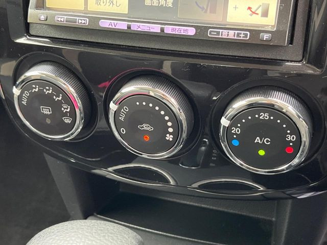 【オートエアコン】一度お好みの温度に設定すれば、車内の温度を検知し風量や温度を自動で調整。暑い…寒い…と何度もスイッチ操作をする必要はありません。快適な車内空間には必須の機能ですね♪