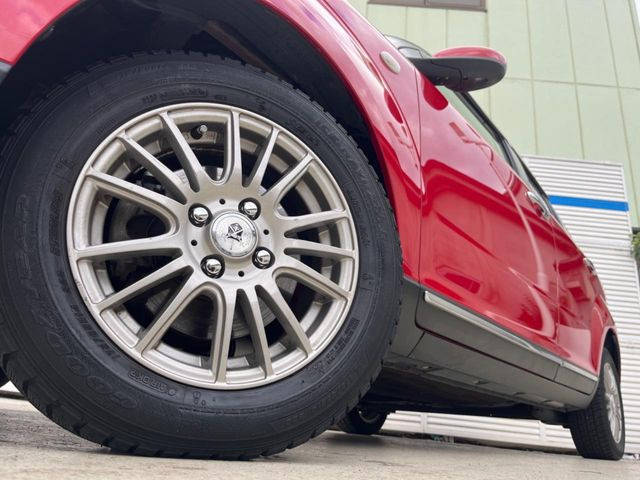 【○○インチアルミホイール】外観にマッチしたアルミホイールを装着しております。各種アルミホイールや、スタッドレスタイヤも取扱いしております。是非ご相談ください♪