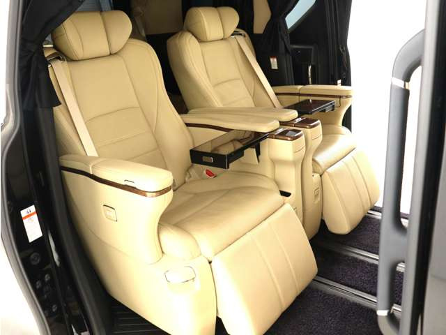 (☆プレミアムナッパ本革シート☆)なめらかでしっとりとした本革シート♪快適な温冷風シート機能、専用の読書灯、電動リクライニング、電動オットマン、格納テーブルと最上級グレード装備!