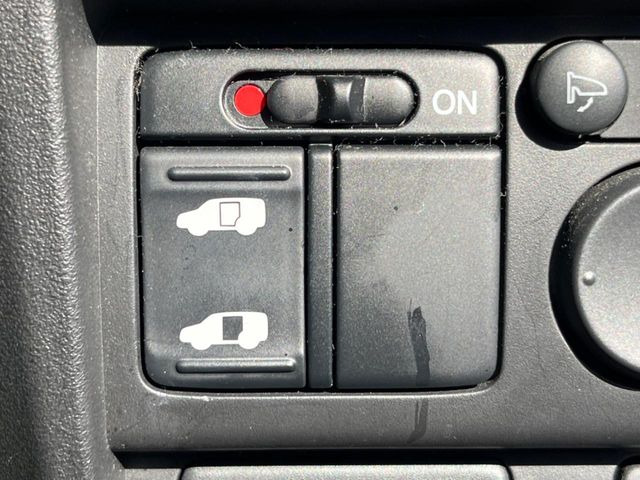 �y�p���[�X���C�h�h�A�z�X�}�[�g�L�[��^�]�Ȃ̃X�C�b�`�ŃX���C�h�h�A�̊J���\���d��������͂����ăh�A���J����K�v�������A���������q�l�ł��A�d���ו��������Ă��鎞�����N�ɊJ���߂ł��܂���