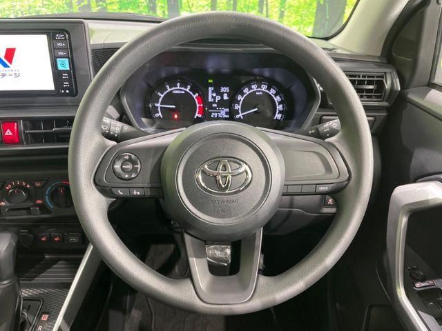 �C���e���A�ɍ��킹���f�U�C���̃X�e�A�����O�́A�^�]�������̂��Ƃ��l���A�^�]���₷���`��A�傫���ł��B�����x�A���ۂɐG���Ă��m���߂��������B