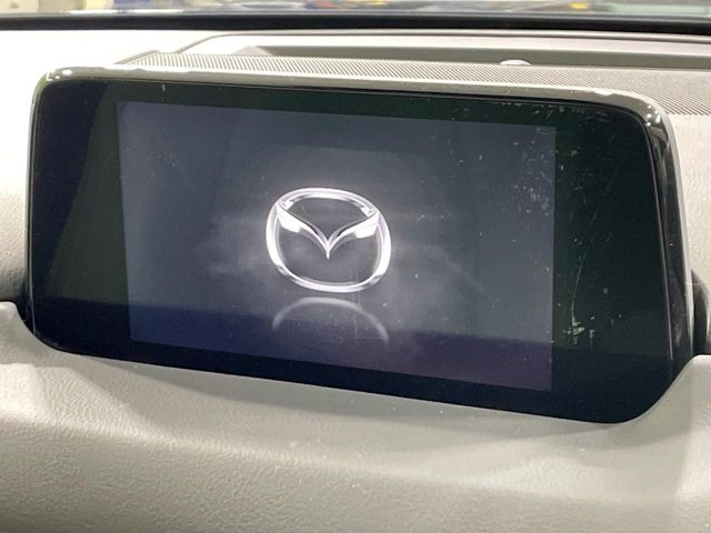 【マツダコネクト】車内の雰囲気にマッチした一体型タイプのディスプレイ。各種車輌設定やBluetooth再生等、様々な機能が楽しめます。専用SDカードのご購入で、ナビ機能も使用出来ます。