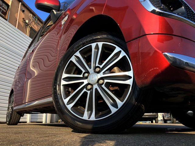 【純正15インチアルミホイール】外観にマッチした純正アルミホイールを装着しております。各種社外アルミホイールや、スタッドレスタイヤも取扱いしております。是非ご相談ください♪