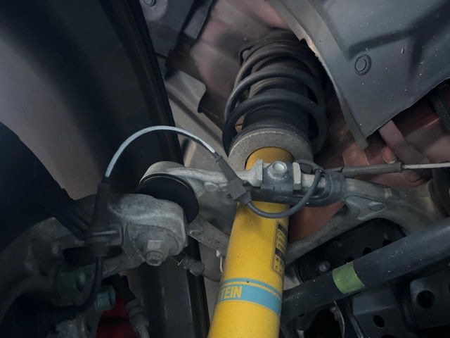 【ビルシュタイン製ダンパー】高速走行時の車両安定性を向上させてくれる人気の装備。街乗りの乗り心地も犠牲にせず、スポーティな走行をお楽しみいただけます♪