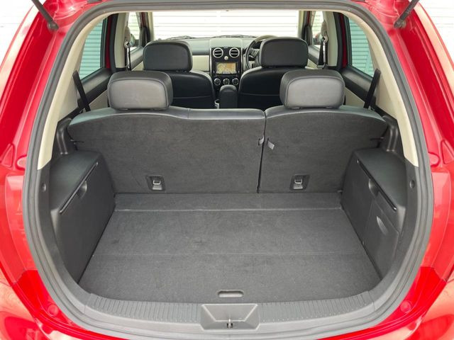 積み下ろしのしやすいデッキにはたっぷりと荷物を積み込んでいただけます。遊びから仕事まで、様々なシーンで頼れます♪