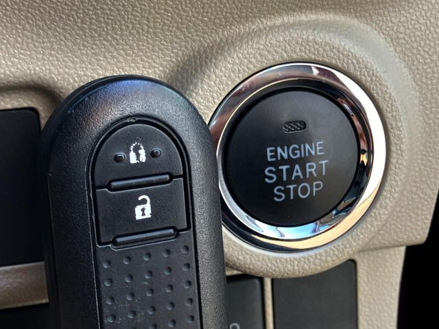 【キーフリーシステム】カバンやポケットに入れたままでもドアの施錠・解錠が可能なスマートキーを装備。エンジンのオン・オフ時もカギを取り出す必要が無いからとっても便利です♪