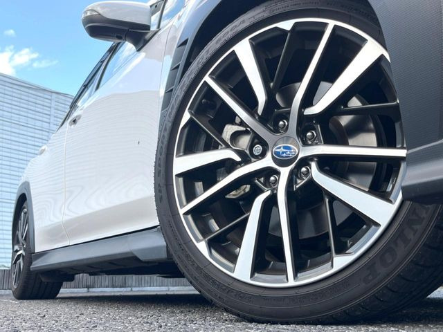 �y�����A���~�z�C�[���z�O�ςɃ}�b�`���������A���~�z�C�[���𑕒����Ă���܂��B�e��ЊO�A���~�z�C�[����A�X�^�b�h���X�^�C�����戵�����Ă���܂��B���񂲑��k����������