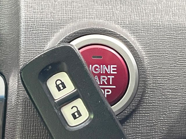 �yHonda�X�}�[�g�L�[�z�J�o����|�P�b�g�ɓ��ꂽ�܂܂ł��h�A�̎{���E�������\�ȃX�}�[�g�L�[�𑕔��B�G���W���̃I���E�I�t�����J�M�����o���K�v����������Ƃ��Ă��֗��ł���