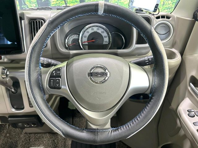 インテリアに合わせたデザインのステアリングは、運転される方のことも考え、運転しやすい形状、大きさです。是非一度、実際に触ってお確かめください。