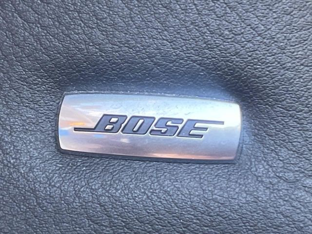 【BOSEサウンドシステム】メーカーオプションの高品位サウンドシステムを搭載。専用のチューニングが施された大小様々なスピーカーから良質なサウンドが奏でられ、臨場感あふれる音響空間を演出します。