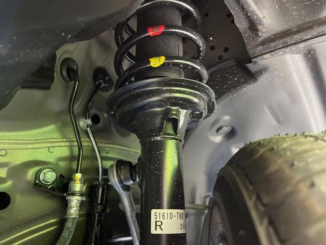 お車を安心してお乗りいただく為には、足回りの定期点検が欠かせません。サービスサポート(有償保証)では無料点検もご提供しており、安心のカーライフをお過ごしいただけるサポート体制が整っています。