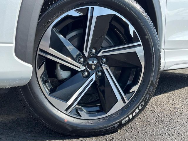 【純正18インチアルミホイール】外観にマッチした純正アルミホイールを装着しております。各種社外アルミホイールや、スタッドレスタイヤも取扱いしております。是非ご相談ください♪