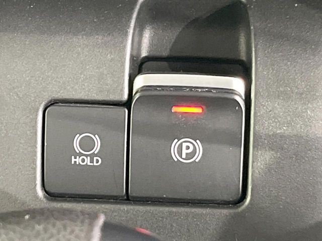 【電動パーキングブレーキ】パーキングブレーキは便利な電動式!ボタン一つで操作でき、アクセルを踏めば自動で解除されます♪レバーやペダルが無いので運転席廻りもすっきりしますね♪