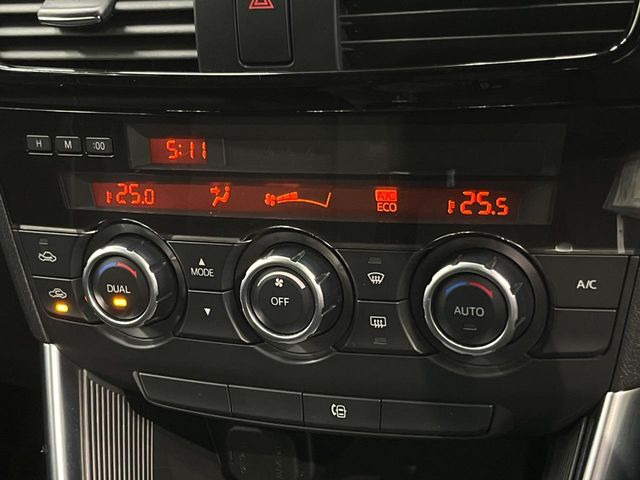 【オートエアコン】一度お好みの温度に設定すれば、車内の温度を検知し風量や温度を自動で調整。暑い…寒い…と何度もスイッチ操作をする必要はありません。快適な車内空間には必須の機能ですね♪