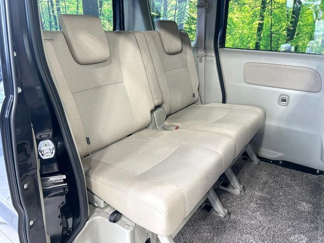 後部座席も気になるようなキズ・汚れやへたり等、大きなダメージはなく、良好な状態です。