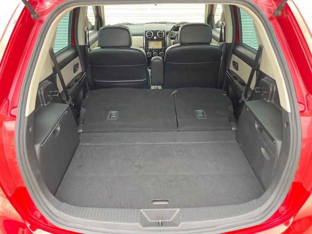 普段のお買い物や通勤、送迎等に十分な荷室スペースを確保しております。セカンドシートを倒すと、大きな荷物の積載も可能です♪