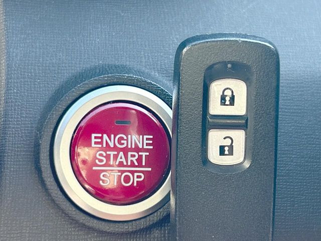 �yHonda�X�}�[�g�L�[�z�J�o����|�P�b�g�ɓ��ꂽ�܂܂ł��h�A�̎{���E�������\�ȃX�}�[�g�L�[�𑕔��B�G���W���̃I���E�I�t�����J�M�����o���K�v����������Ƃ��Ă��֗��ł���