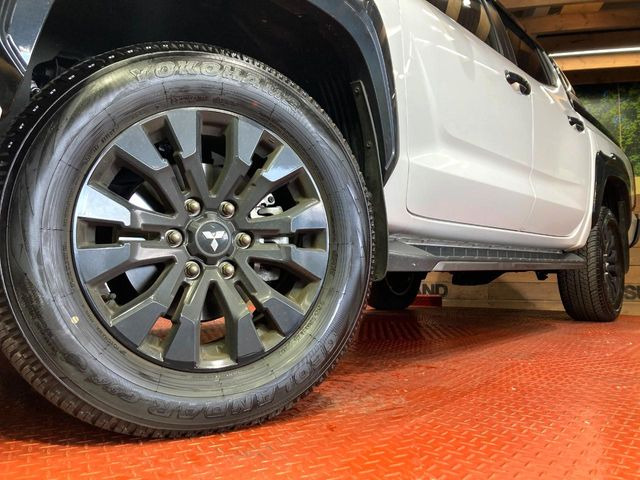 �y����18�C���`�A���~�z�C�[���z�O�ςɃ}�b�`���������A���~�z�C�[���𑕒����Ă���܂��B�e��ЊO�A���~�z�C�[����A�X�^�b�h���X�^�C�����戵�����Ă���܂��B���񂲑��k����������