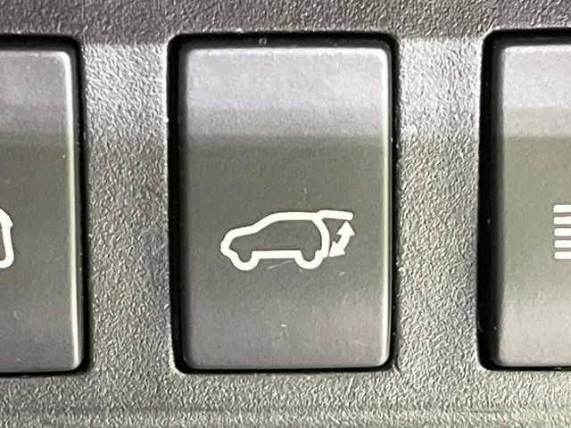 【パワーバックドア】スマートキーや運転席のボタンを押すだけでリアゲートが自動で開閉します!荷物を持っている時や、高い位置にあるバックドアを閉める際に便利な機能です♪